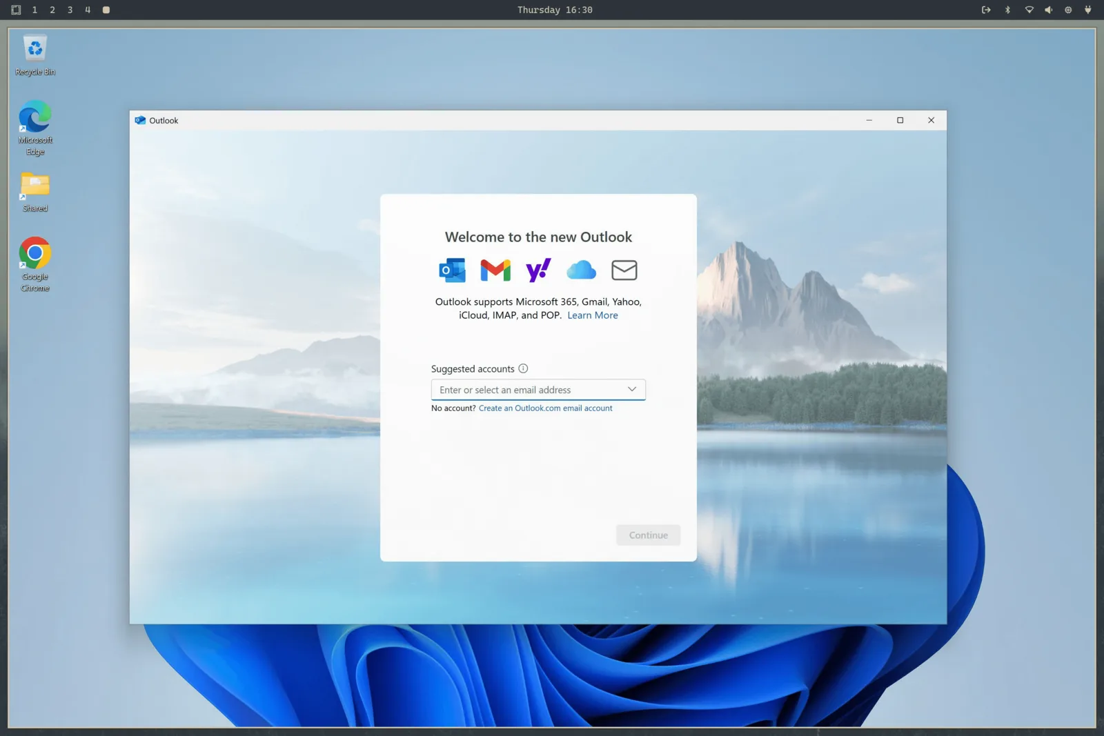 Windows 11 z Outlookiem wewnątrz Omarchy, z widocznym powyżej paskiem pulpitu Omarchy
